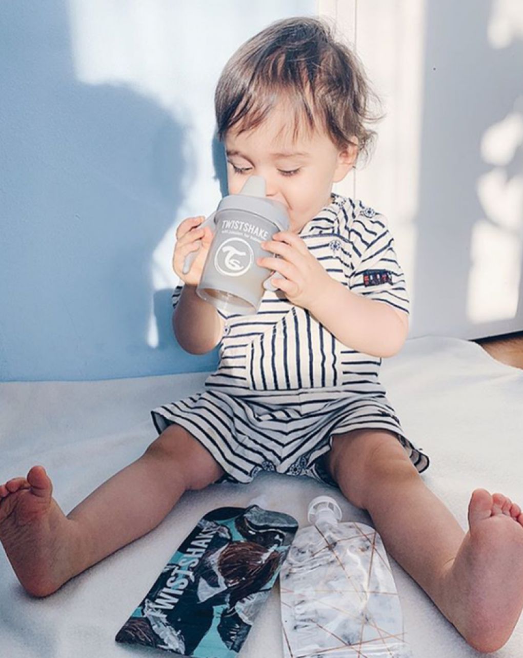 Twistshake κύπελλο mini cup 230ml 4m+ pastel grey με μίξερ φρούτων 32-08-78272 - Twistshake