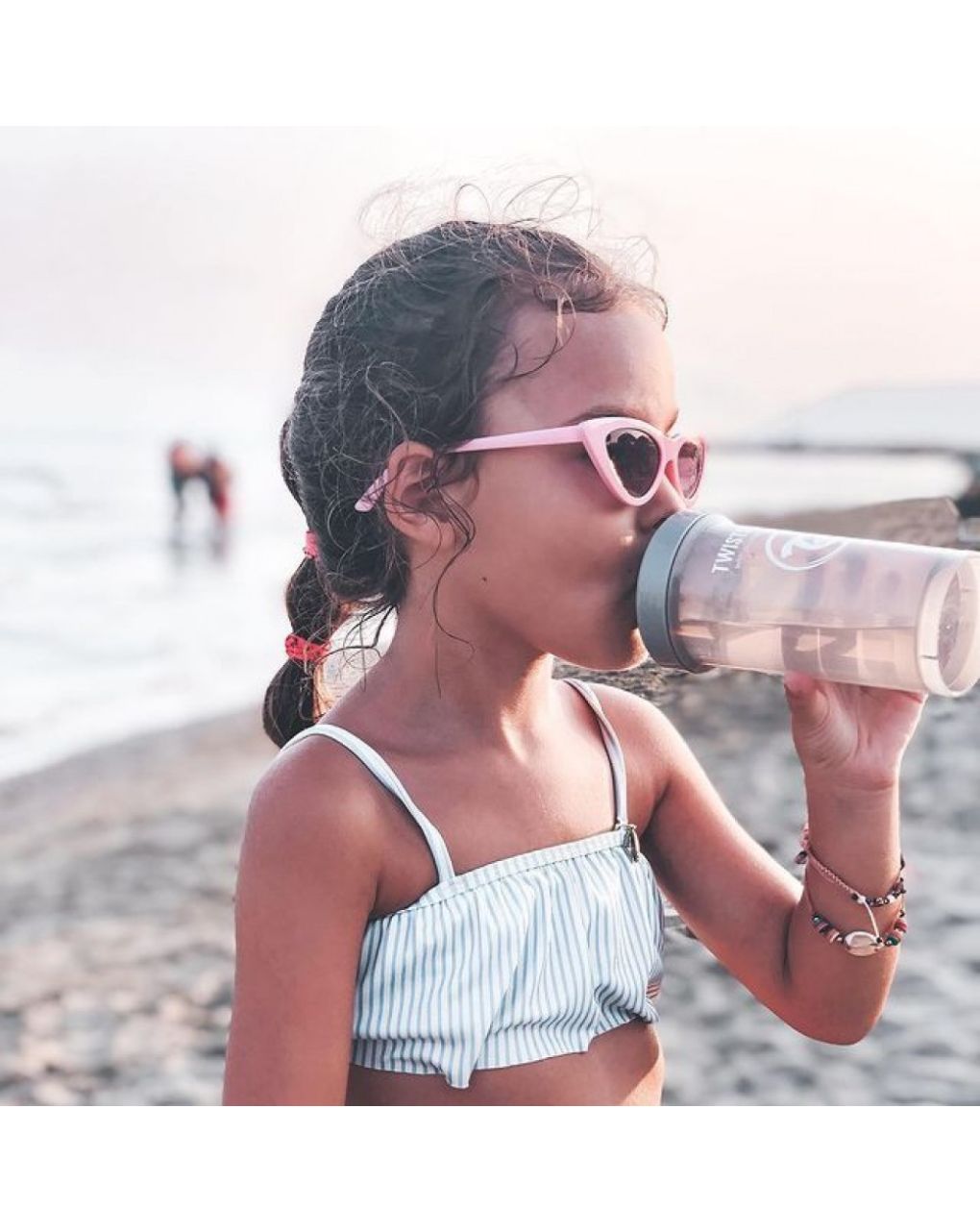 Twistshake παγούρι kid cup 360ml με μίξερ φρούτων 12m+ pastel grey 32-08-78284 - Twistshake