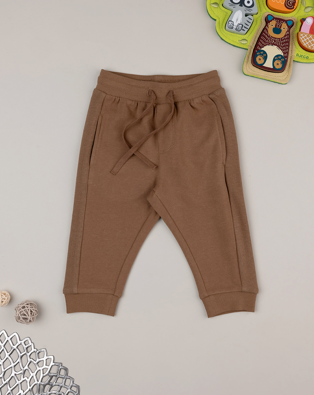 βρεφικό παντελόνι φούτερ καφέ με ένθετα για αγόρι
