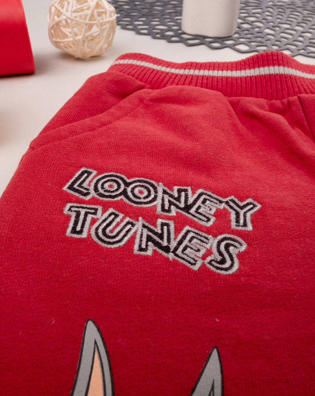 βρεφικό παντελόνι φούτερ κόκκινο με looney tunes για αγόρι - Prénatal