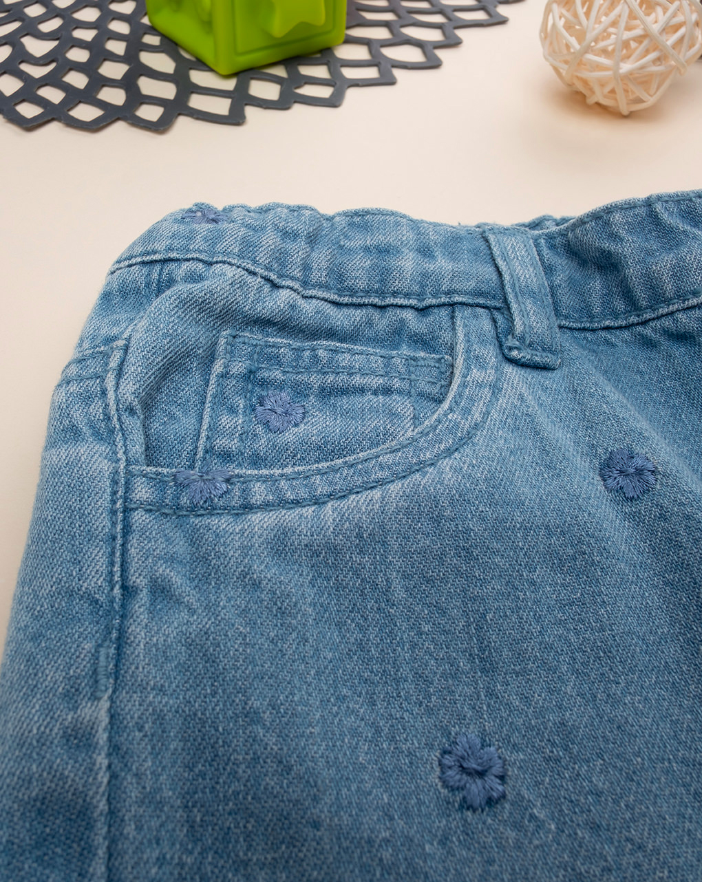 παιδικό τζιν παντελόνι μπλε με λουλούδια για κορίτσι - Prénatal