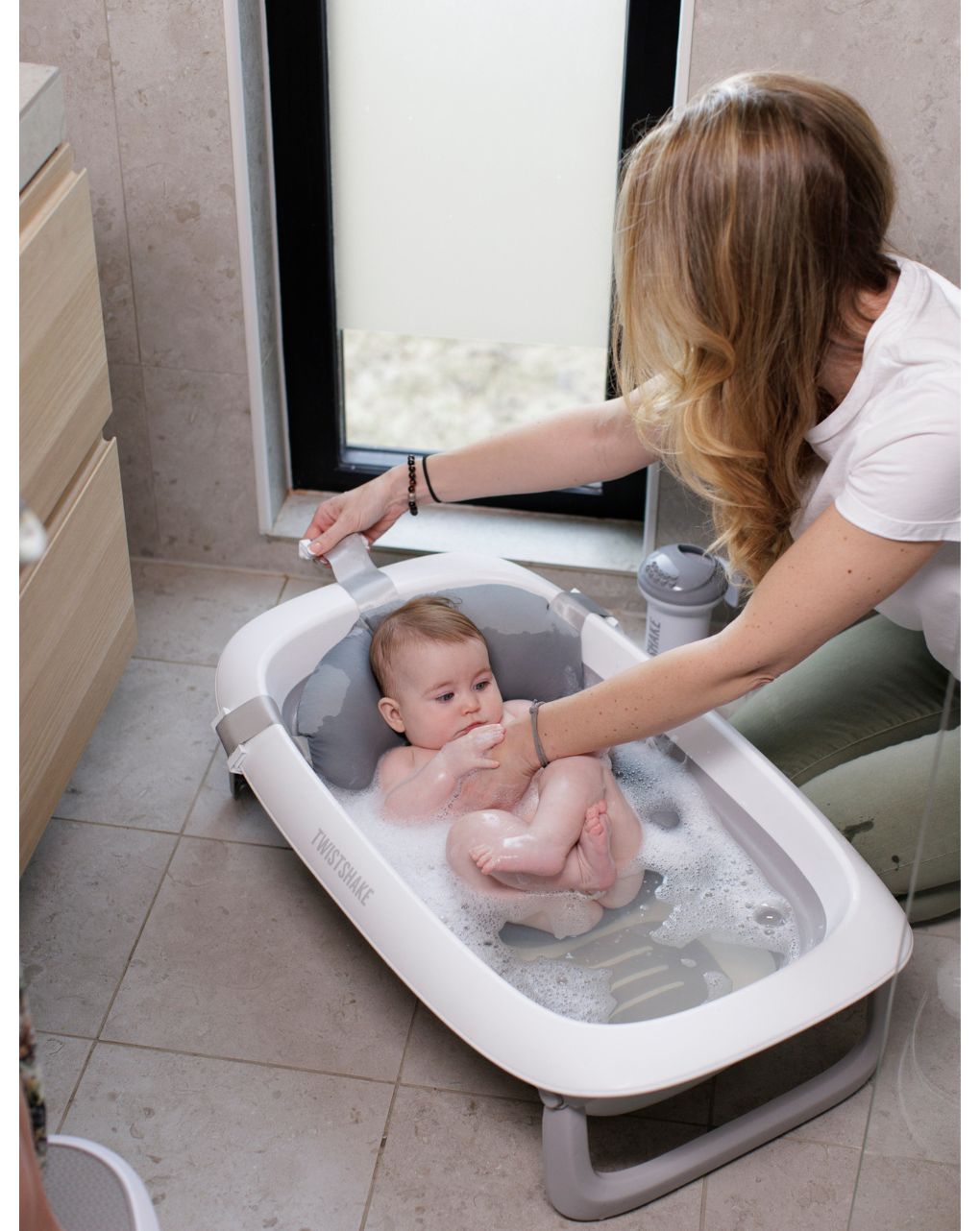 Twistshake βρεφικό μπανάκι + βρεφικό ένθετο pastel grey 32-08-78538 - Twistshake