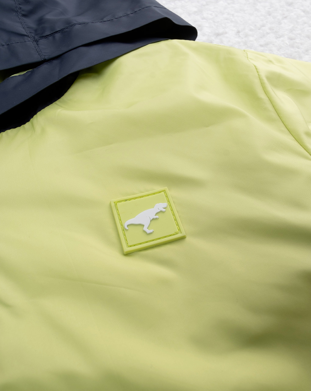 παιδικό αντιανεμικό μπουφάν λαχανί/μπλε με δεινόσαυρο για αγόρι - Prénatal