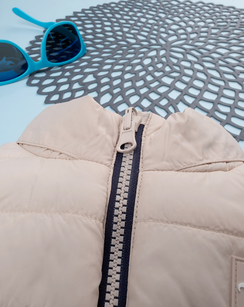 παιδικό αμάνικο μπουφάν μπεζ με δεινόσαυρο για αγόρι - Prénatal