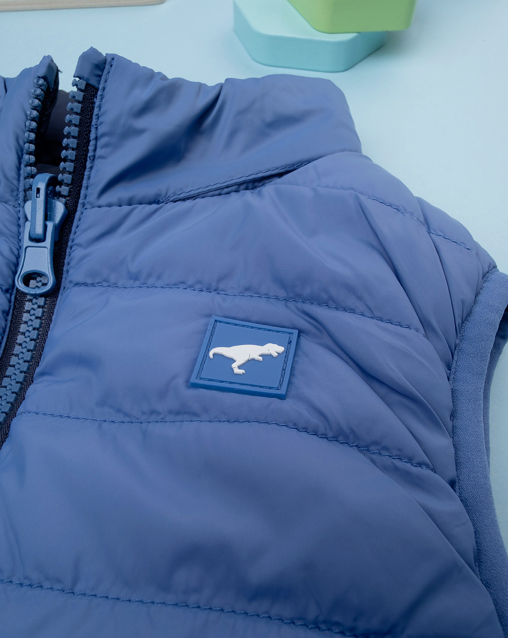 παιδικό αμάνικο μπουφάν μπλε με δεινόσαυρο για αγόρι - Prénatal