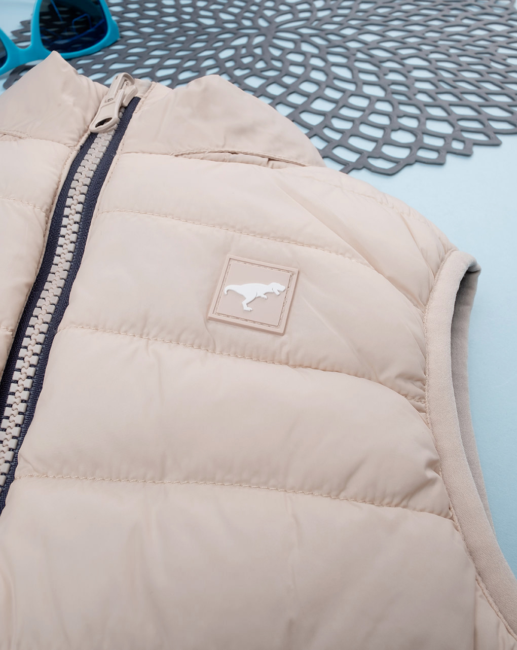 παιδικό αμάνικο μπουφάν μπεζ με δεινόσαυρο για αγόρι - Prénatal