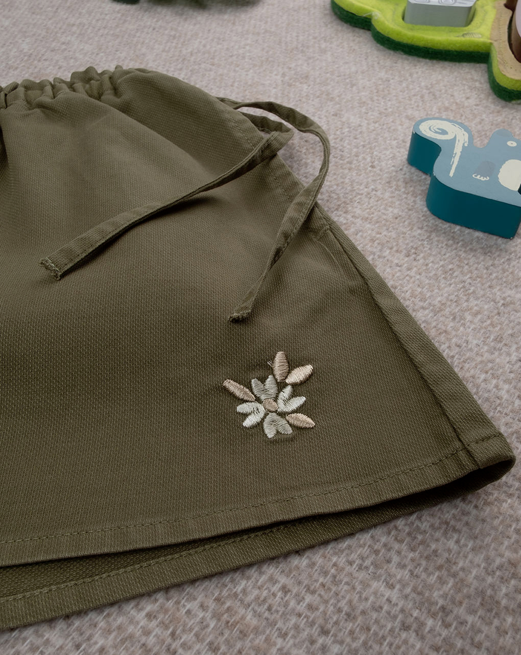 παιδικό σορτσάκι χακί με λουλούδι για κορίτσι - Prénatal