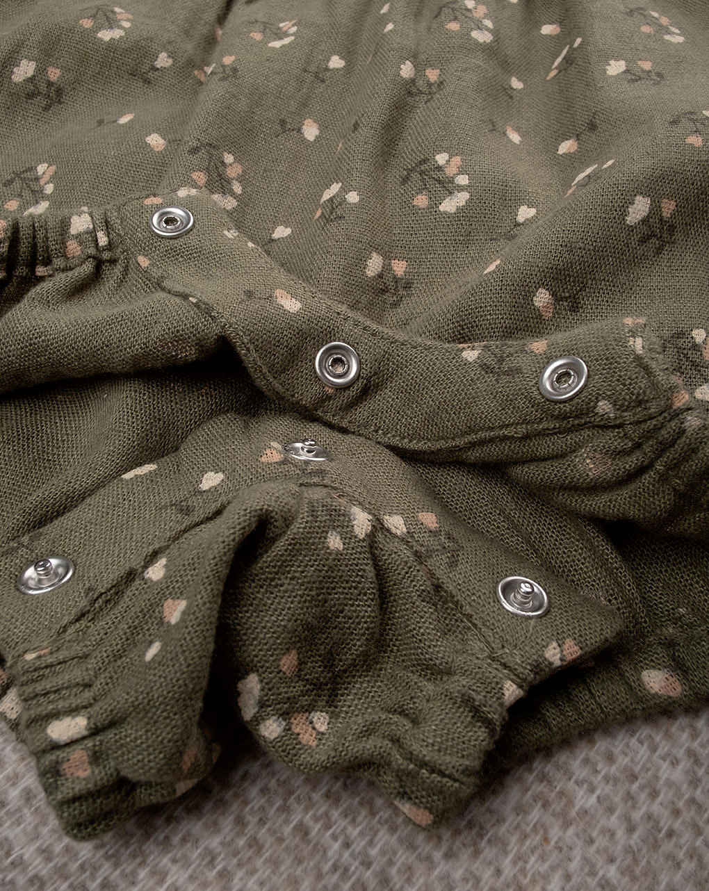 βρεφικό φορμάκι χακί/λευκό φλοράλ για κορίτσι - Prénatal