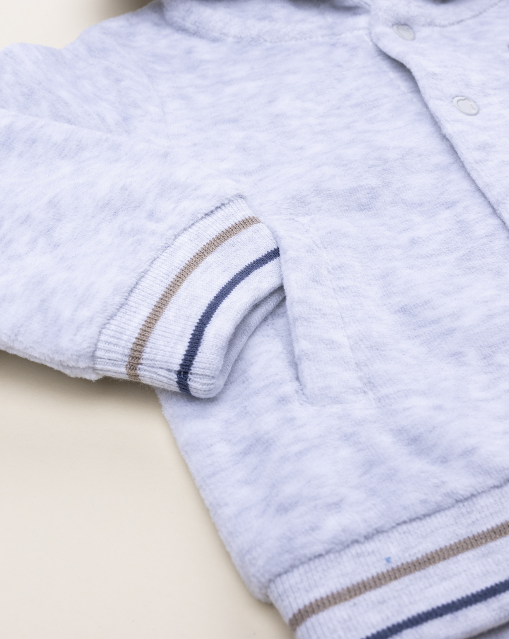 βρεφική ζακέτα βελουτέ γκρι με αρκουδάκι για αγόρι - Prénatal