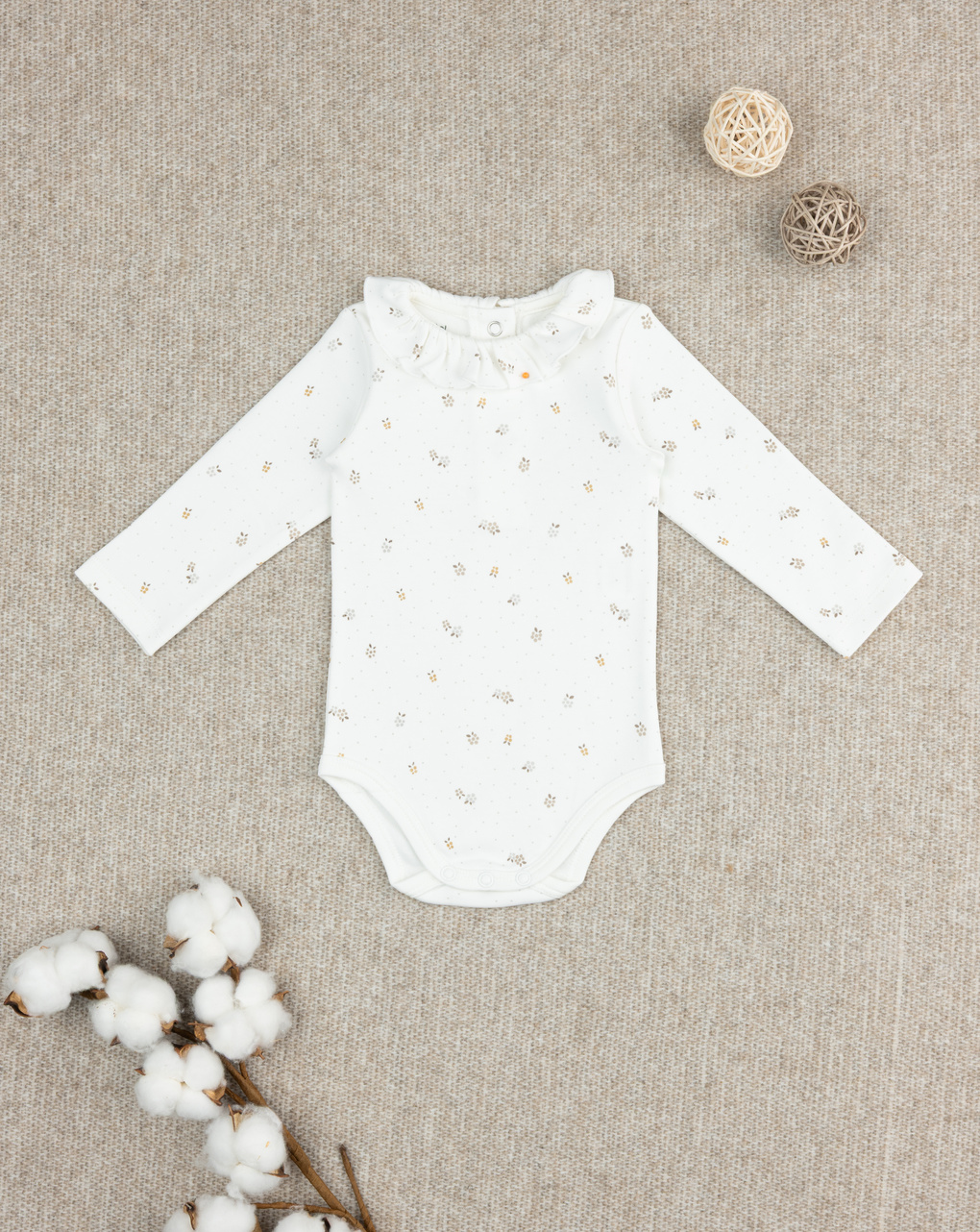 βρεφικό κορμάκι λευκό με λουλούδια για κορίτσι