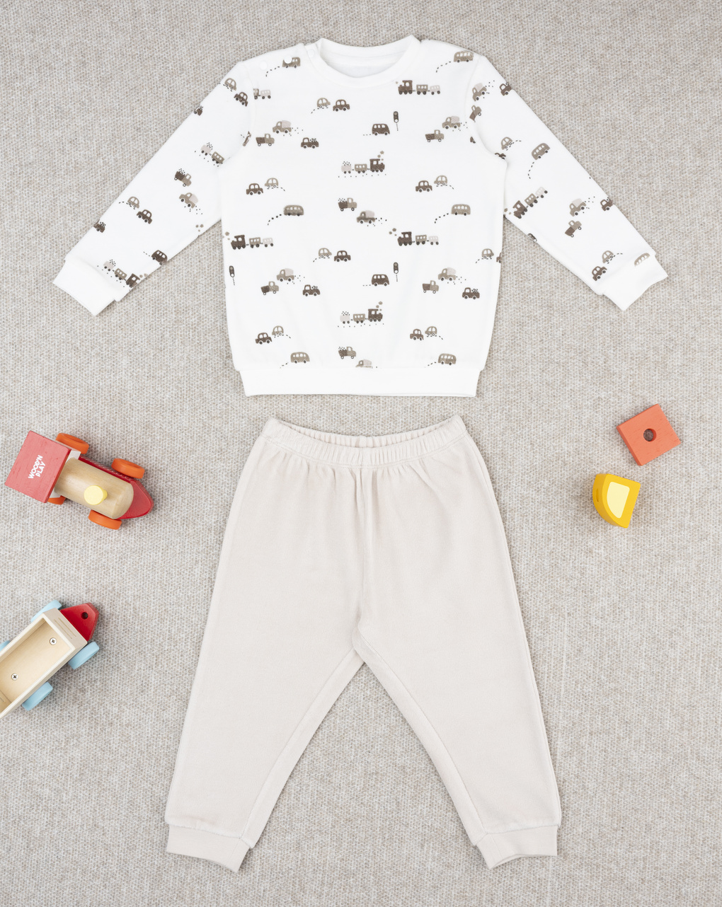 βρεφική πιτζάμα σενίλ λευκή/μπεζ με αυτοκίνητα για αγόρι
