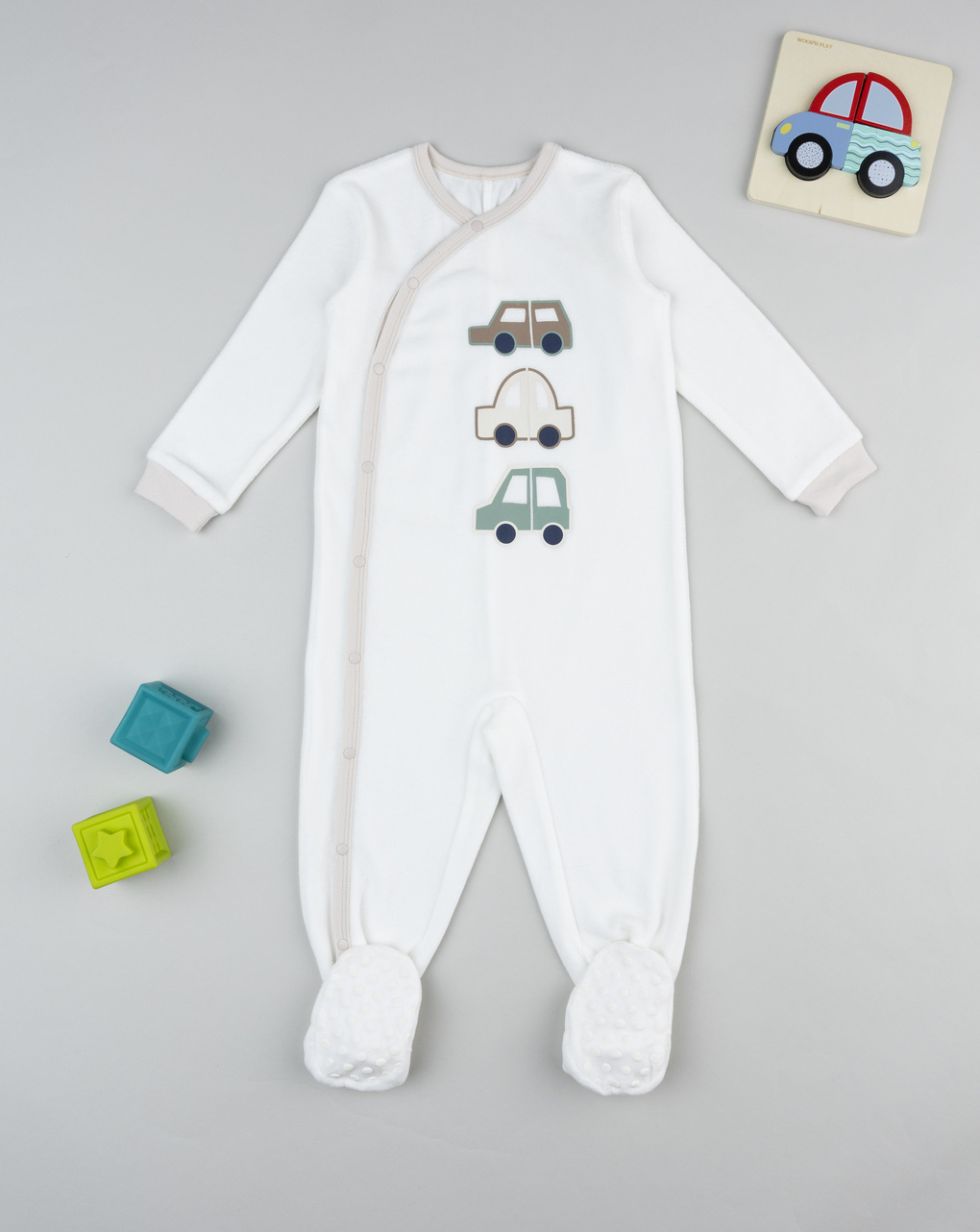 βρεφική πιτζάμα ολόσωμη βελουτέ λευκή με αυτοκίνητα για αγόρι - Prénatal