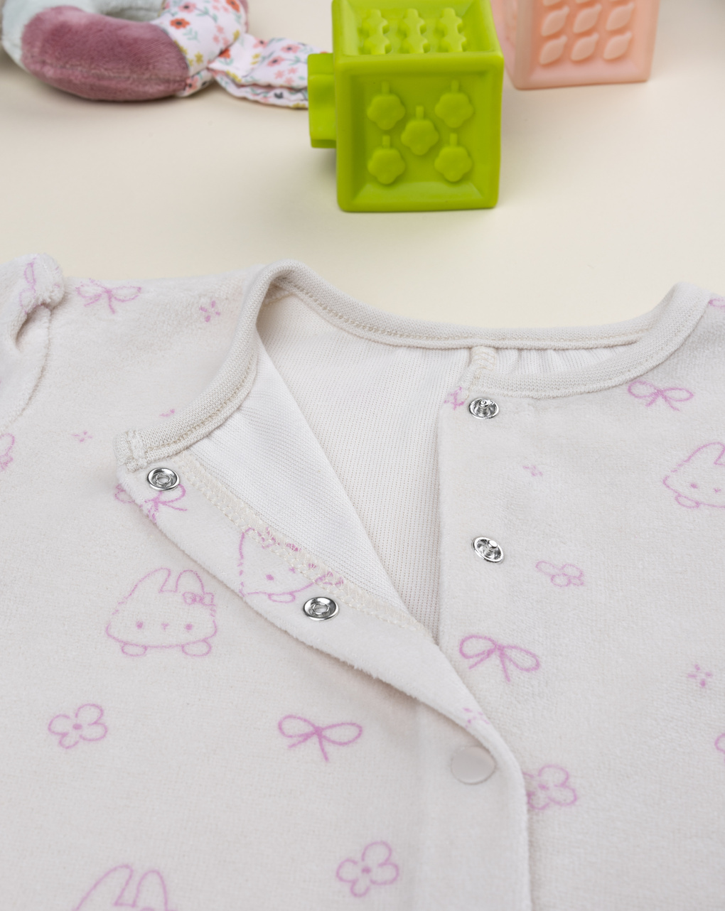 βρεφική πιτζάμα ολόσωμη σενίλ μπεζ με λαγουδάκια για κορίτσι - Prénatal