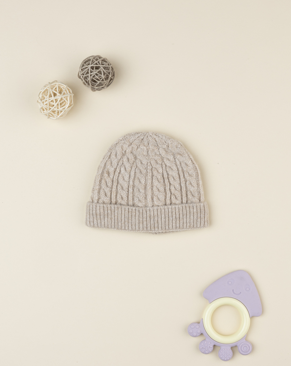 βρεφικό σκουφάκι καφέ με πλεξούδες για αγόρι