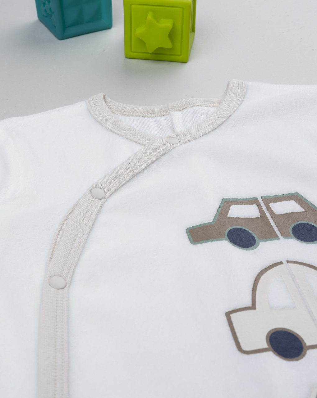 βρεφική πιτζάμα ολόσωμη βελουτέ λευκή με αυτοκίνητα για αγόρι - Prénatal
