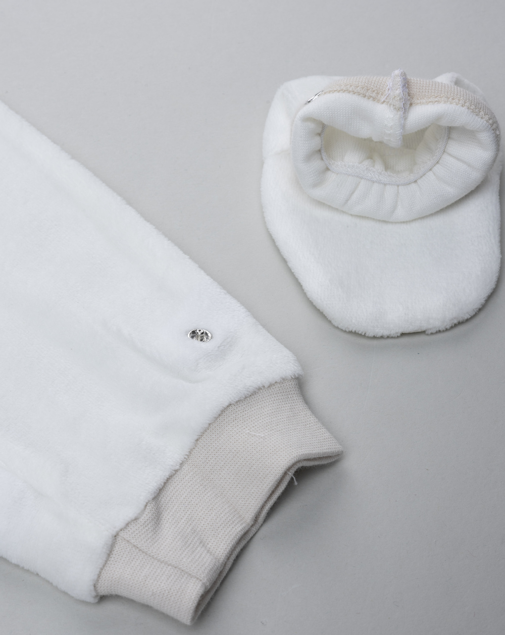 βρεφική πιτζάμα ολόσωμη βελουτέ λευκή με αυτοκίνητα για αγόρι - Prénatal