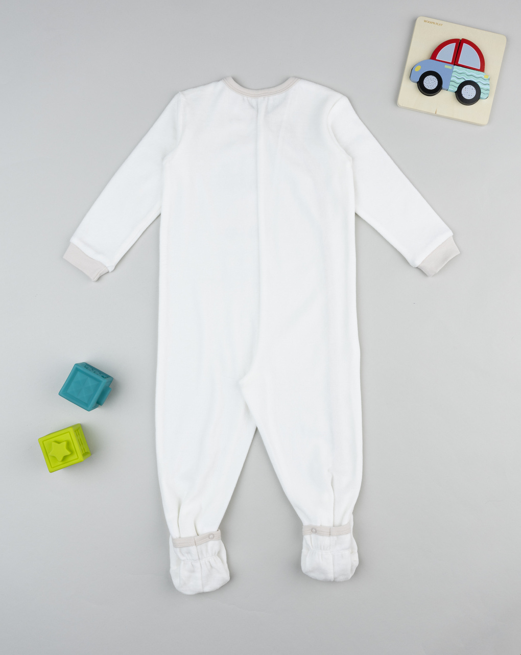 βρεφική πιτζάμα ολόσωμη βελουτέ λευκή με αυτοκίνητα για αγόρι - Prénatal