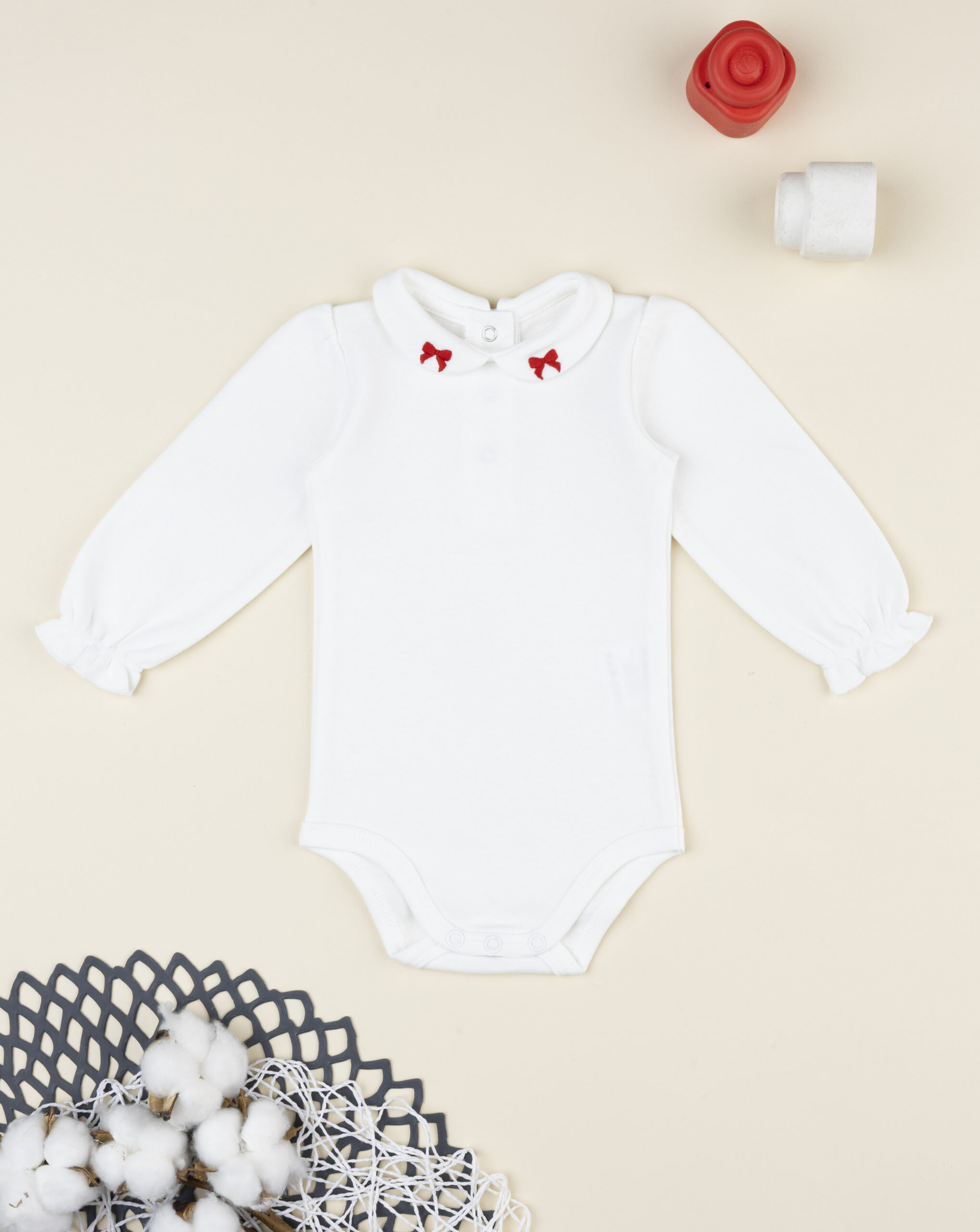 βρεφικό χριστουγεννιάτικο κορμάκι λευκό με φιογκάκια για κορίτσι